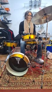 Nuestra coleguita querida @renata.antonia.cerda probando una de nuestras Flat 😍🙏
A seguir a esta bateraza!!

#bateros #drumschile #platillos 
#bateristaschilenos #baterista #drums #drummer #rock #rockchileno #baquetas #instrumentosmusicales #tiranachile