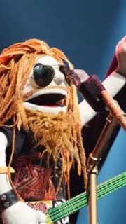Hicimos una real monada.. Bateraza de 2 bombos para el gran Jack Disrtotion
🤜💥🤛

@bullicio_puppets
@jack_distortion